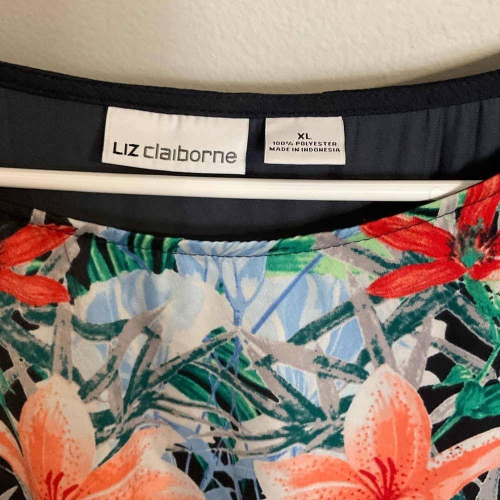Liz Claiborne navy blouse with floral panel. Size XL - Picture 5 of 6